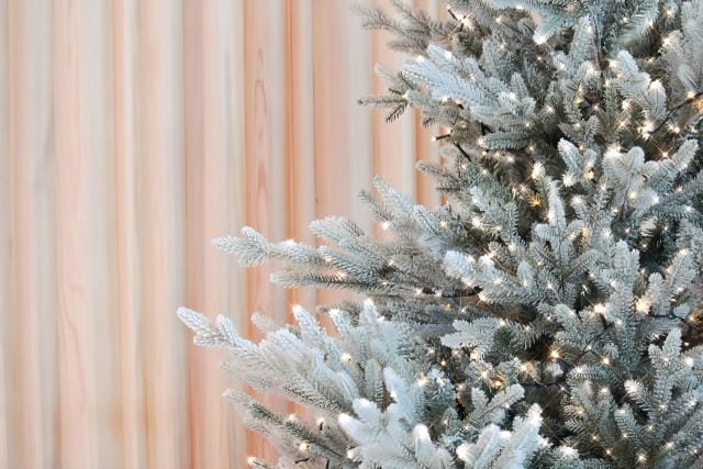 クリスマスツリーから白い粉が落ちるのはなぜ？原因の見極めと対策