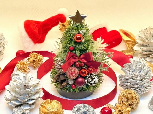 クリスマスツリーに松ぼっくりを飾るのはなぜ？歴史的な意味や背景