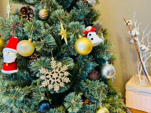 クリスマスツリーに付いたほこりの取り方は？効率的な掃除のコツ