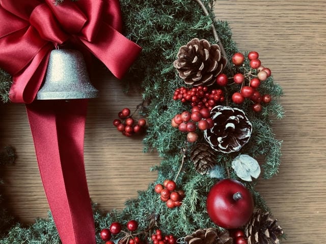 クリスマスリースはいつまで飾る？正しい装飾期間と片付けのコツ