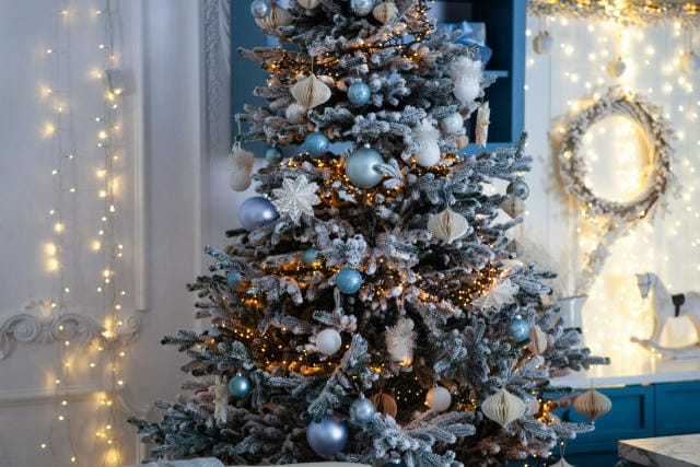 クリスマスの飾り付けはいつからやるべき？正統な時期と店舗事情
