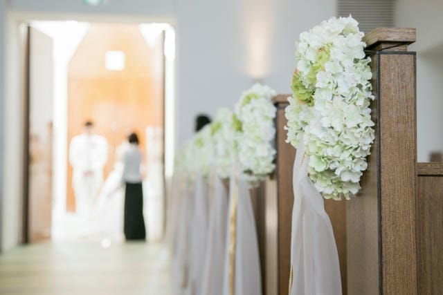 クリスマスの結婚式は非常識？敬遠されがちな理由や負担について